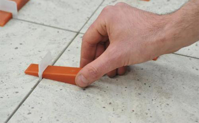 鋪設(shè)瓷磚一定要預(yù)留縫隙.jpg 鋪設(shè)瓷磚一定要預(yù)留縫隙.jpg